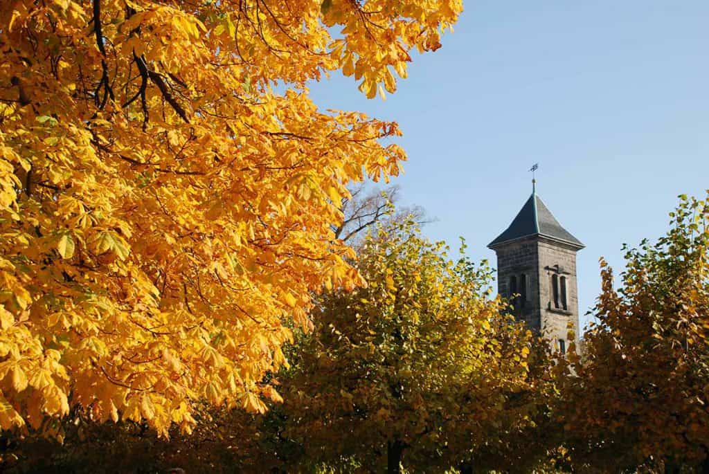 Garnisonskirche in Herbstfarben